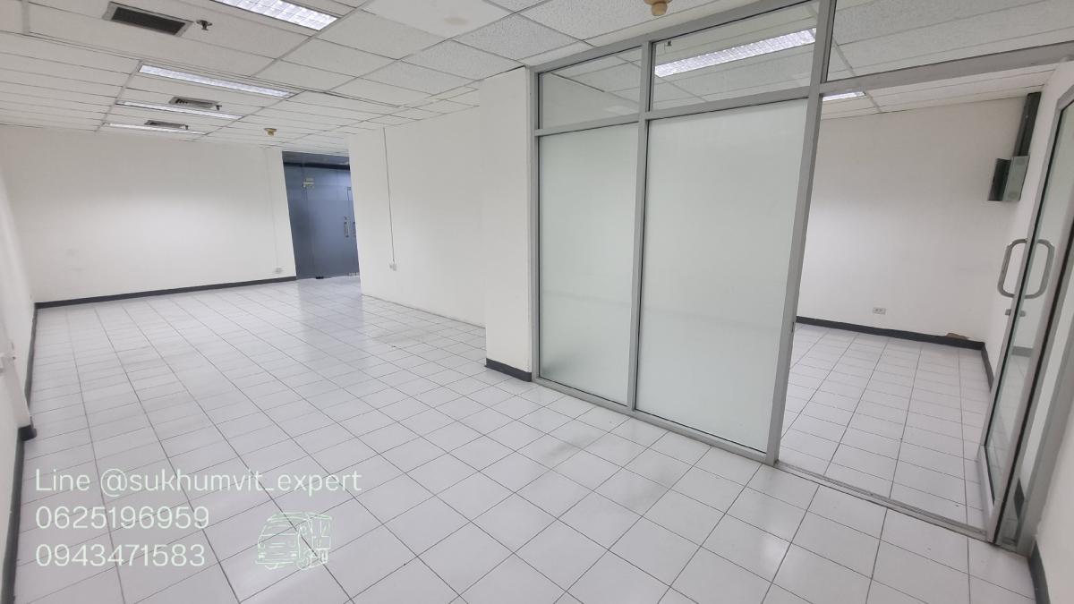 For RentRetail SpaceSukhumvit, Asoke, Thonglor : Asoke Intersection for rent, space for a shop, clinic, size 73 square meters, ceiling height 2.7 meters