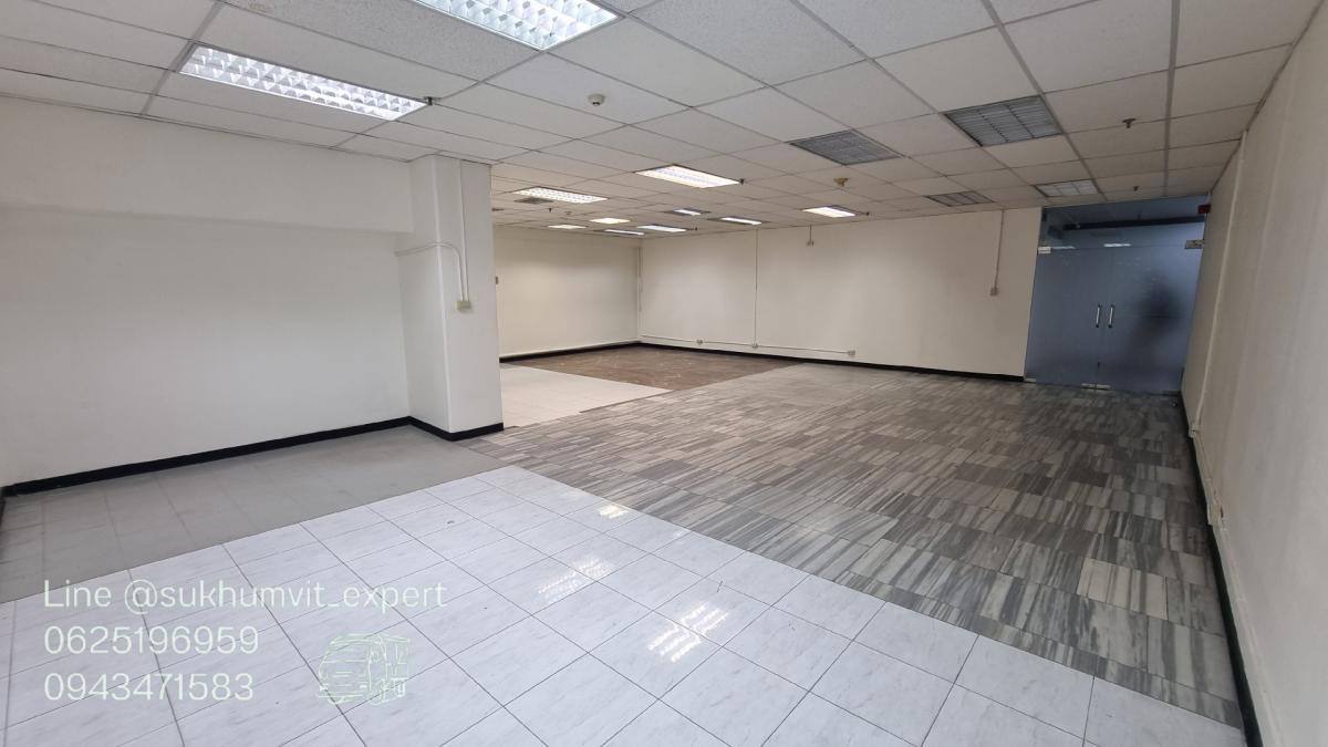 For RentRetail SpaceSukhumvit, Asoke, Thonglor : Asoke Intersection for rent, space for a shop or clinic, size 124 square meters, ceiling height 2.7 meters