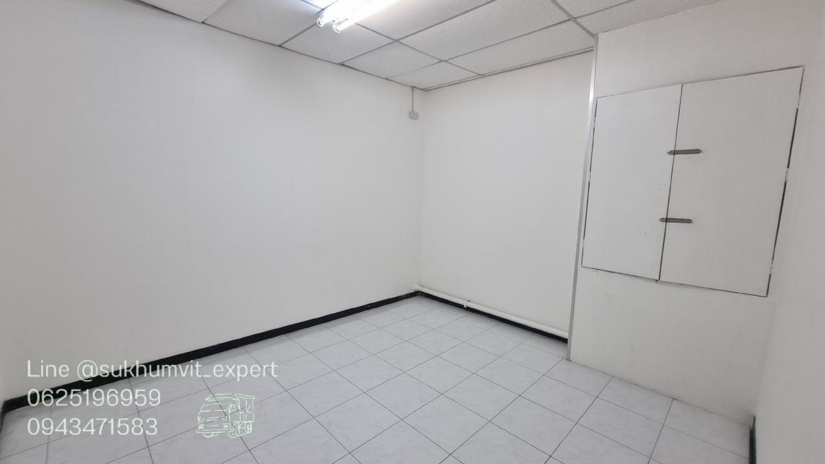 For RentRetail SpaceSukhumvit, Asoke, Thonglor : Asoke Intersection for rent, space for a shop or clinic, size 124 square meters, ceiling height 2.7 meters