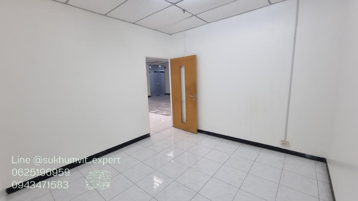 For RentRetail SpaceSukhumvit, Asoke, Thonglor : Asoke Intersection for rent, space for a shop or clinic, size 124 square meters, ceiling height 2.7 meters