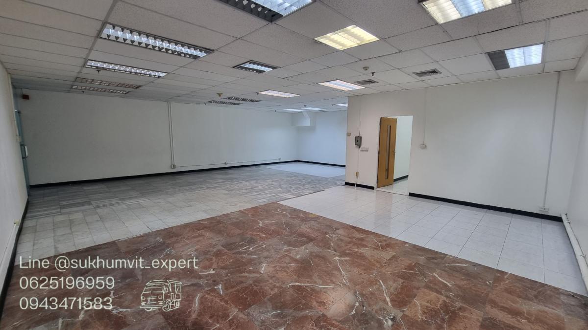 For RentRetail SpaceSukhumvit, Asoke, Thonglor : Asoke Intersection for rent, space for a shop or clinic, size 124 square meters, ceiling height 2.7 meters