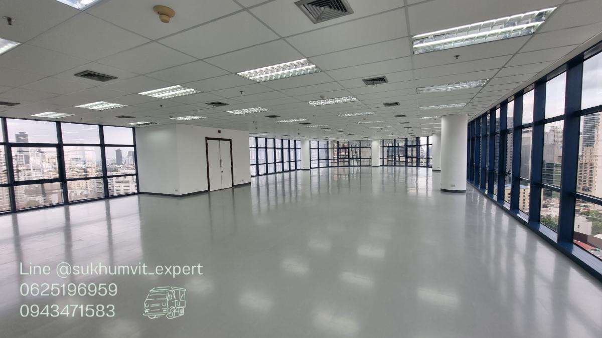 For RentOfficeSukhumvit, Asoke, Thonglor : Asoke Intersection, office for rent, size 410 square meters, beautiful view 360 degrees, 2.7 meter high ceiling, with private bathroom