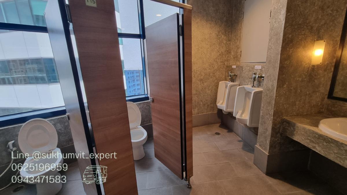 For RentOfficeSukhumvit, Asoke, Thonglor : Asoke Intersection, office for rent, size 410 square meters, beautiful view 360 degrees, 2.7 meter high ceiling, with private bathroom