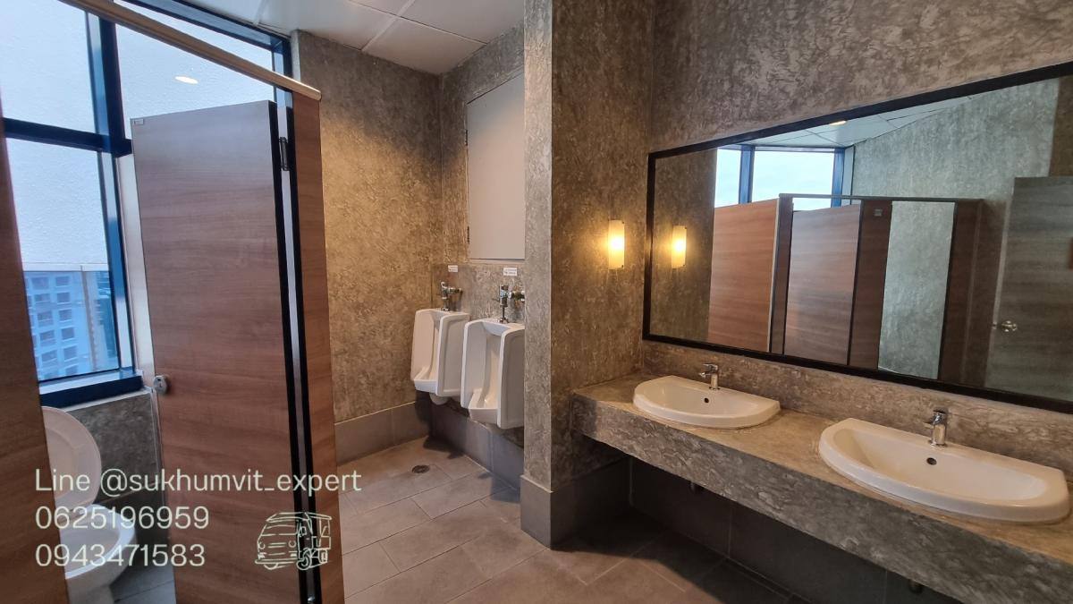For RentOfficeSukhumvit, Asoke, Thonglor : Asoke Intersection, office for rent, size 410 square meters, beautiful view 360 degrees, 2.7 meter high ceiling, with private bathroom