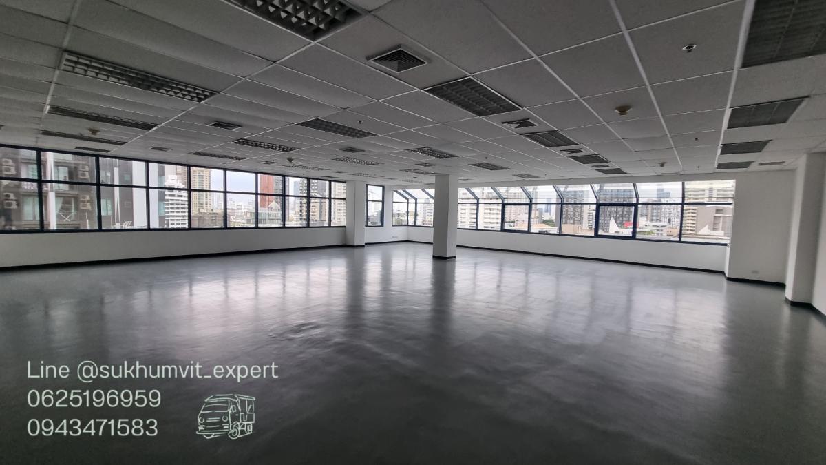 For RentOfficeSukhumvit, Asoke, Thonglor : Asoke Intersection, for rent, office, can be used as a shop, open a business, size 228 square meters, ceiling height 2.7 meters, code kwn
