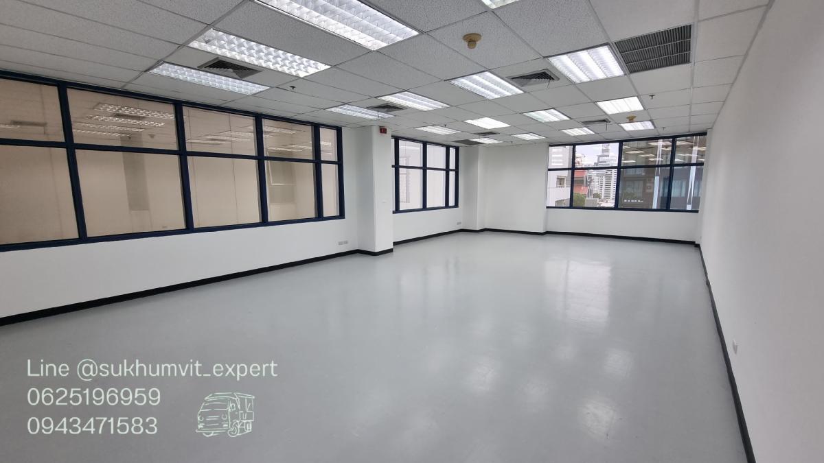 For RentOfficeSukhumvit, Asoke, Thonglor : Asoke Intersection, office for rent, size 70 square meters, ceiling height 2.7 meters