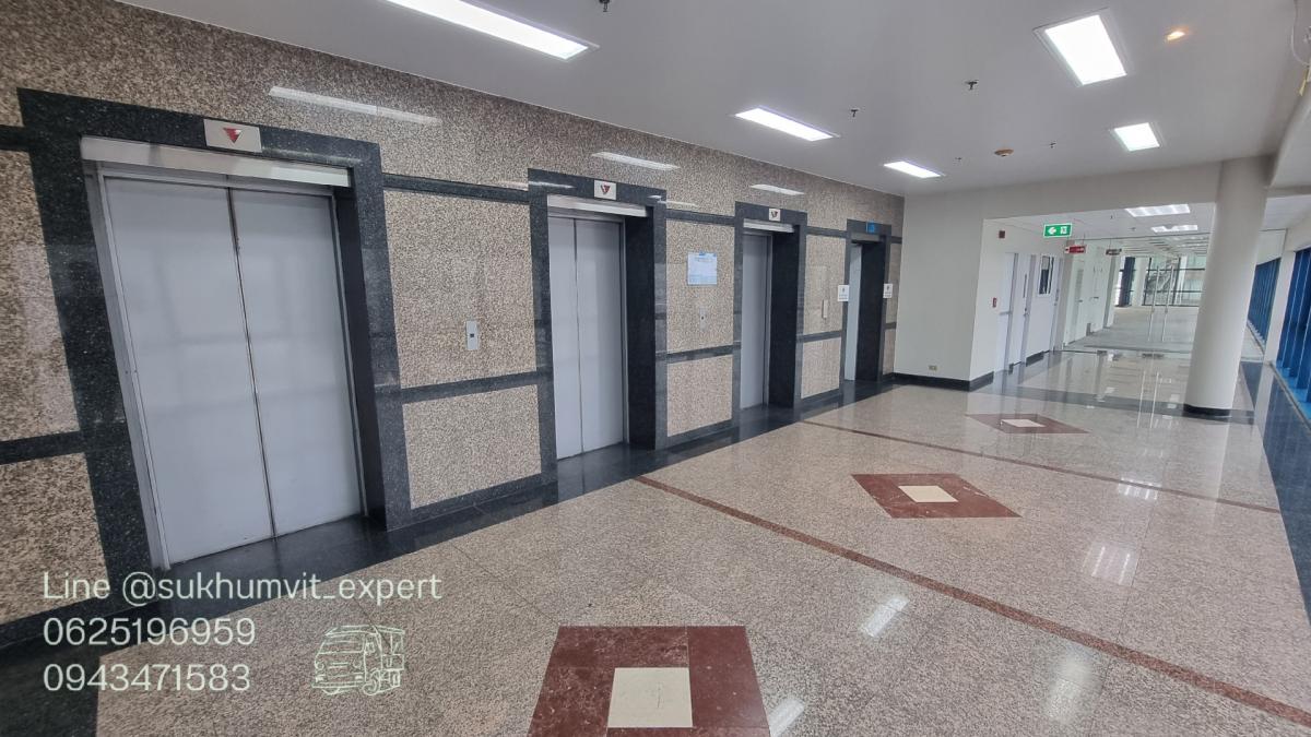 For RentOfficeSukhumvit, Asoke, Thonglor : Asoke Intersection, office for rent, size 70 square meters, ceiling height 2.7 meters