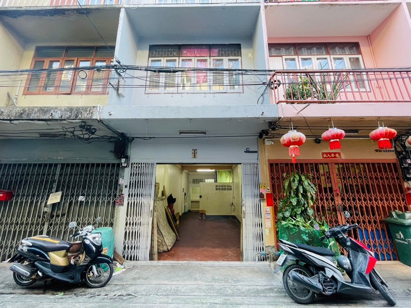 For SaleShop HouseRama3 (Riverside),Satupadit : For sale: 3-storey, 1-unit shophouse, ready to move in, area 11 sq m, Soi Sathu Pradit 20, Intersection 2, near Central Rama 3