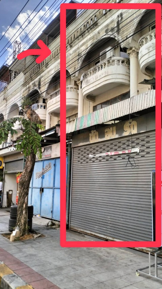 For SaleShop HouseKaset Nawamin,Ladplakao : Commercial building for sale on Lat Phrao Road, 4 floors (extension of roof floor), suitable for investment in shops, clinics, renovation of rental rooms, located near 2 main markets, Ram Intra Km.2 and near MRT Lat Phra