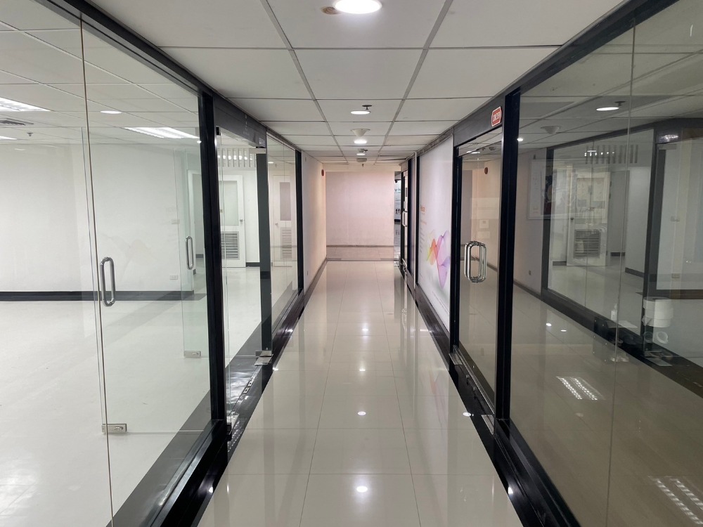 For RentOfficeRatchathewi,Phayathai : Office building for rent in front of BTS Phaya Thai, Phaya Thai Plaza Building, 125 sq m. and 149 sq m., open room with 1 regular parking space