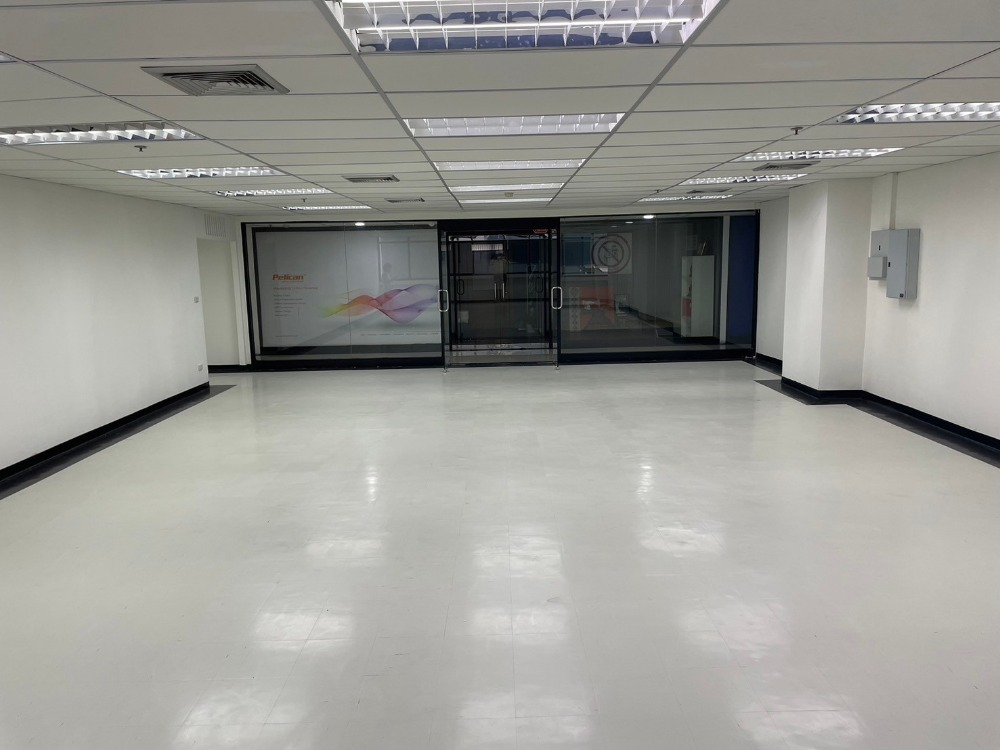 For RentOfficeRatchathewi,Phayathai : Office for rent in front of BTS Phaya Thai, 125 sq m., Phaya Thai Plaza Building, open room with 1 regular parking space and 149 sq m.