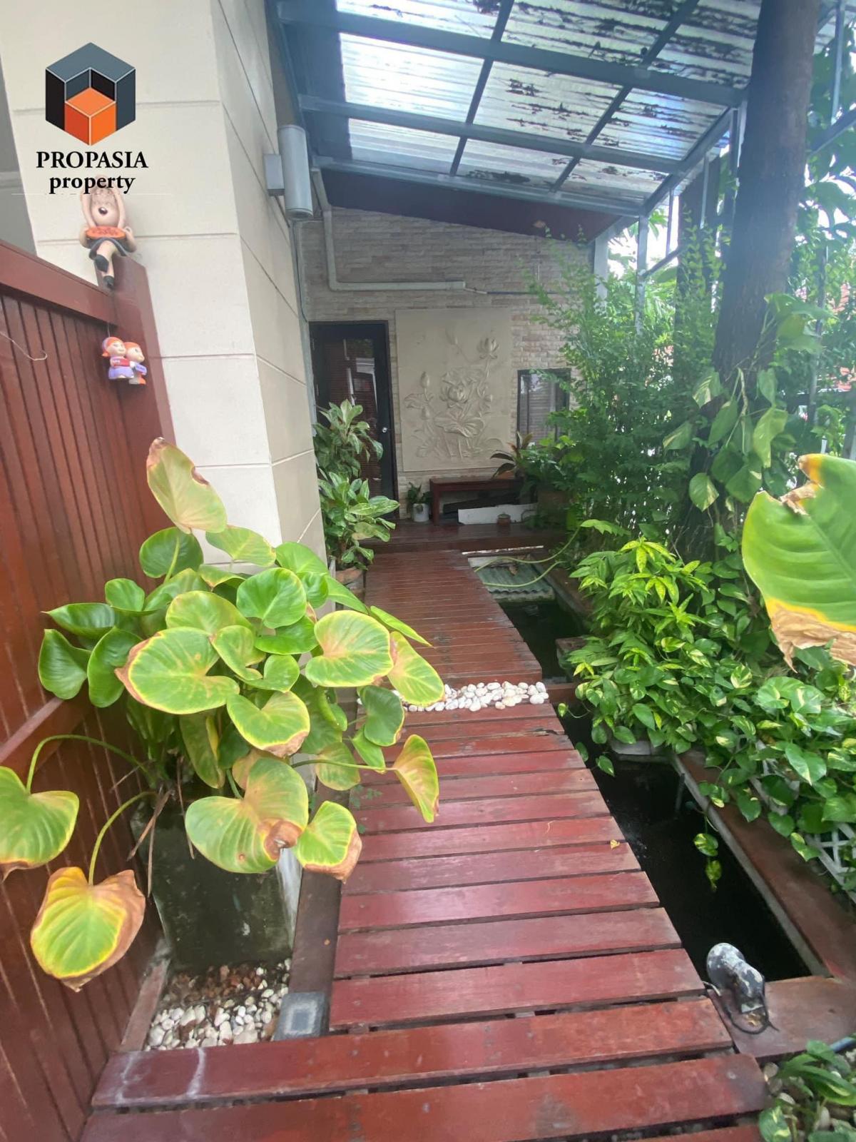 For SaleTownhomeChaengwatana, Muangthong : Townhouse for sale, Mo Town Chaengwattana project, near the BTS and Central Chaengwattana, corner house on the main road, view of the swimming pool