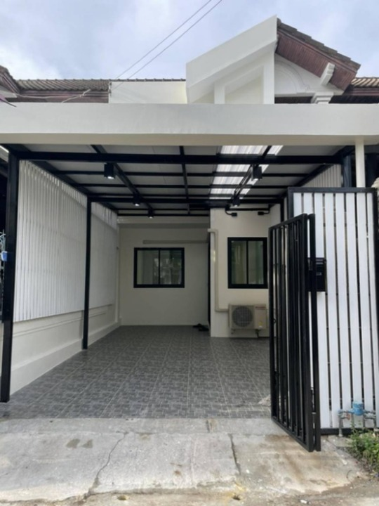 For RentTownhomeBangna, Bearing, Lasalle : Townhouse for rent, Sanphawut - Bangna area, near Bangna Intersection Market, only 2 minutes away.