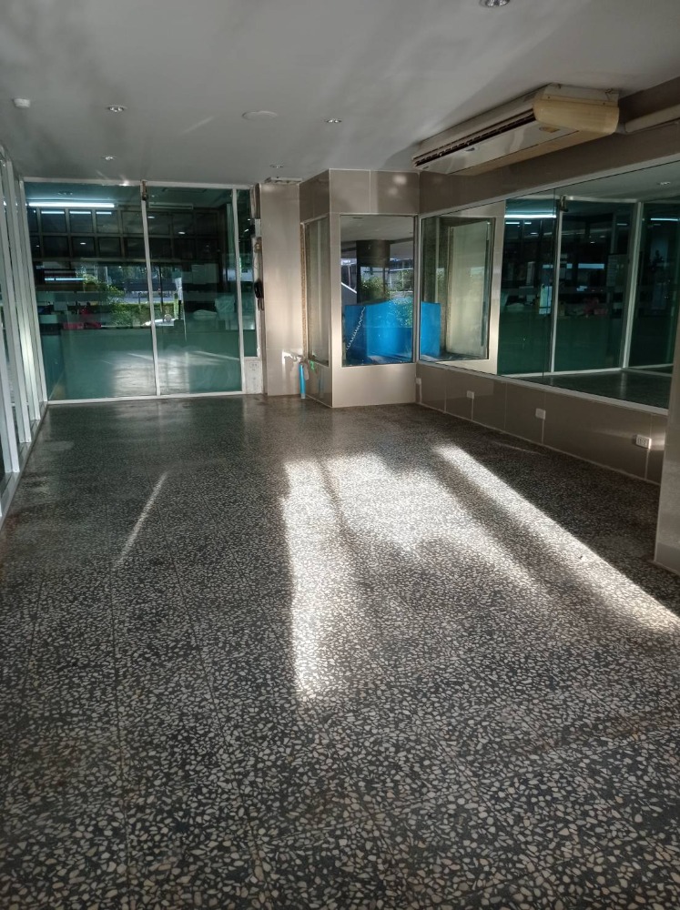 For RentRetail SpacePattanakan, Srinakarin : Space for rent under a 15-storey apartment building in Soi Phatthanakan 40