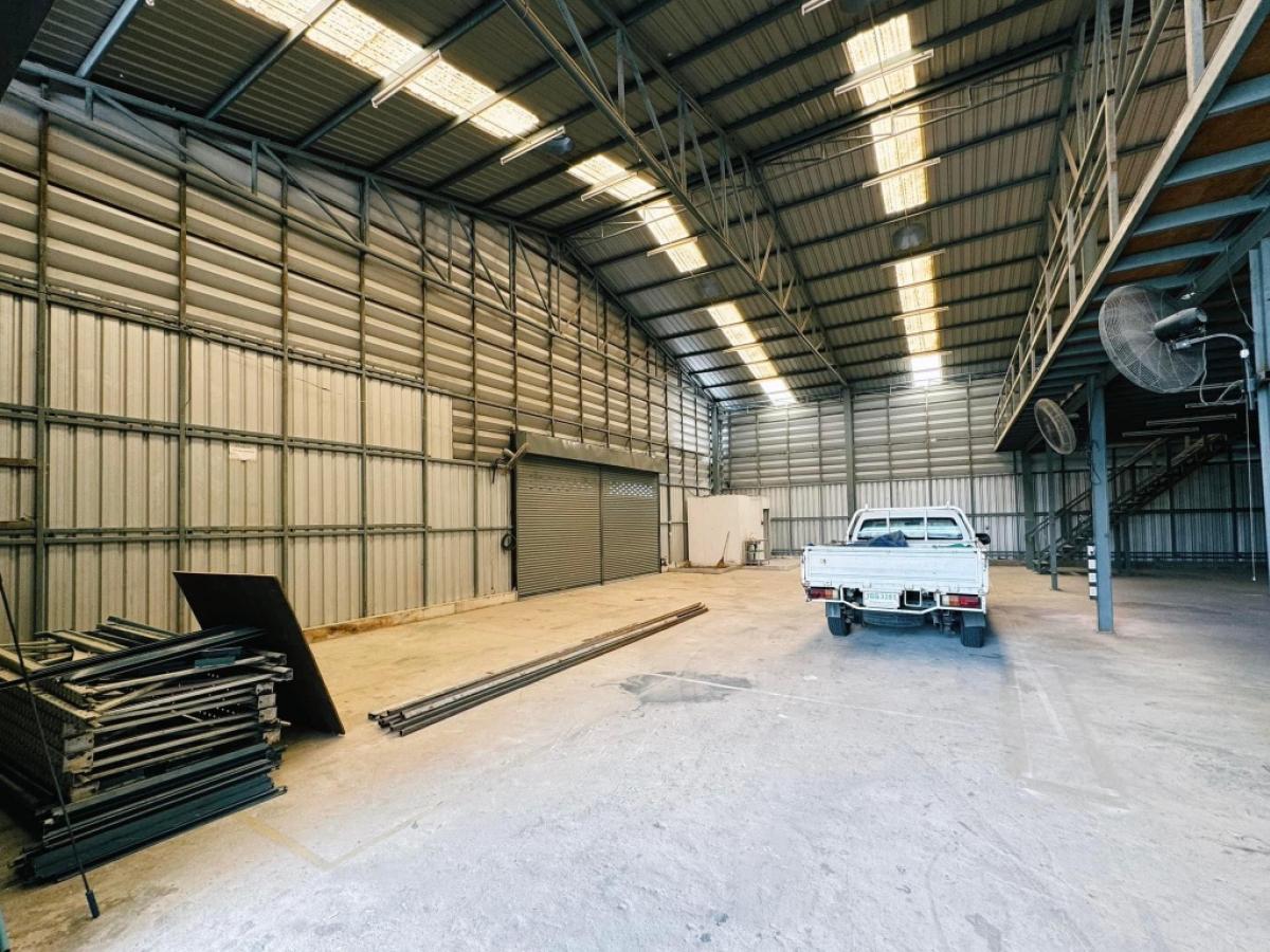 For RentWarehouseRatchadapisek, Huaikwang, Suttisan : For rent: Office, warehouse, Soi Rung Ruang, Ratchadaphisek Road, Bangkok. Good location, convenient transportation, near MRT, underground train, can register a company.