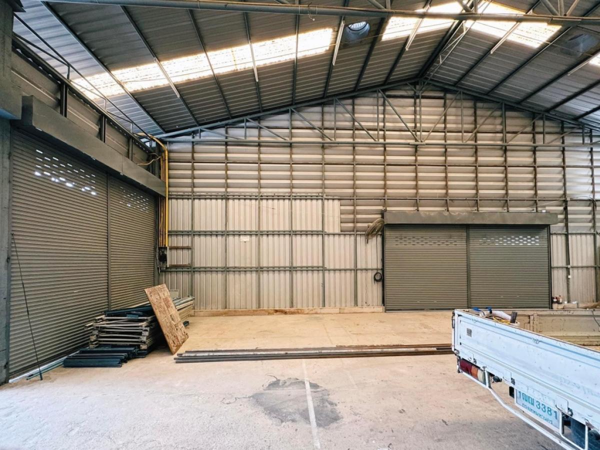 For RentWarehouseRatchadapisek, Huaikwang, Suttisan : For rent: Office, warehouse, Soi Rung Ruang, Ratchadaphisek Road, Bangkok. Good location, convenient transportation, near MRT, underground train, can register a company.