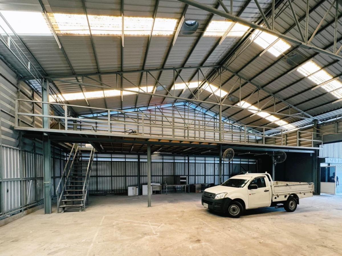 For RentWarehouseRatchadapisek, Huaikwang, Suttisan : For rent: Office, warehouse, Soi Rung Ruang, Ratchadaphisek Road, Bangkok. Good location, convenient transportation, near MRT, underground train, can register a company.