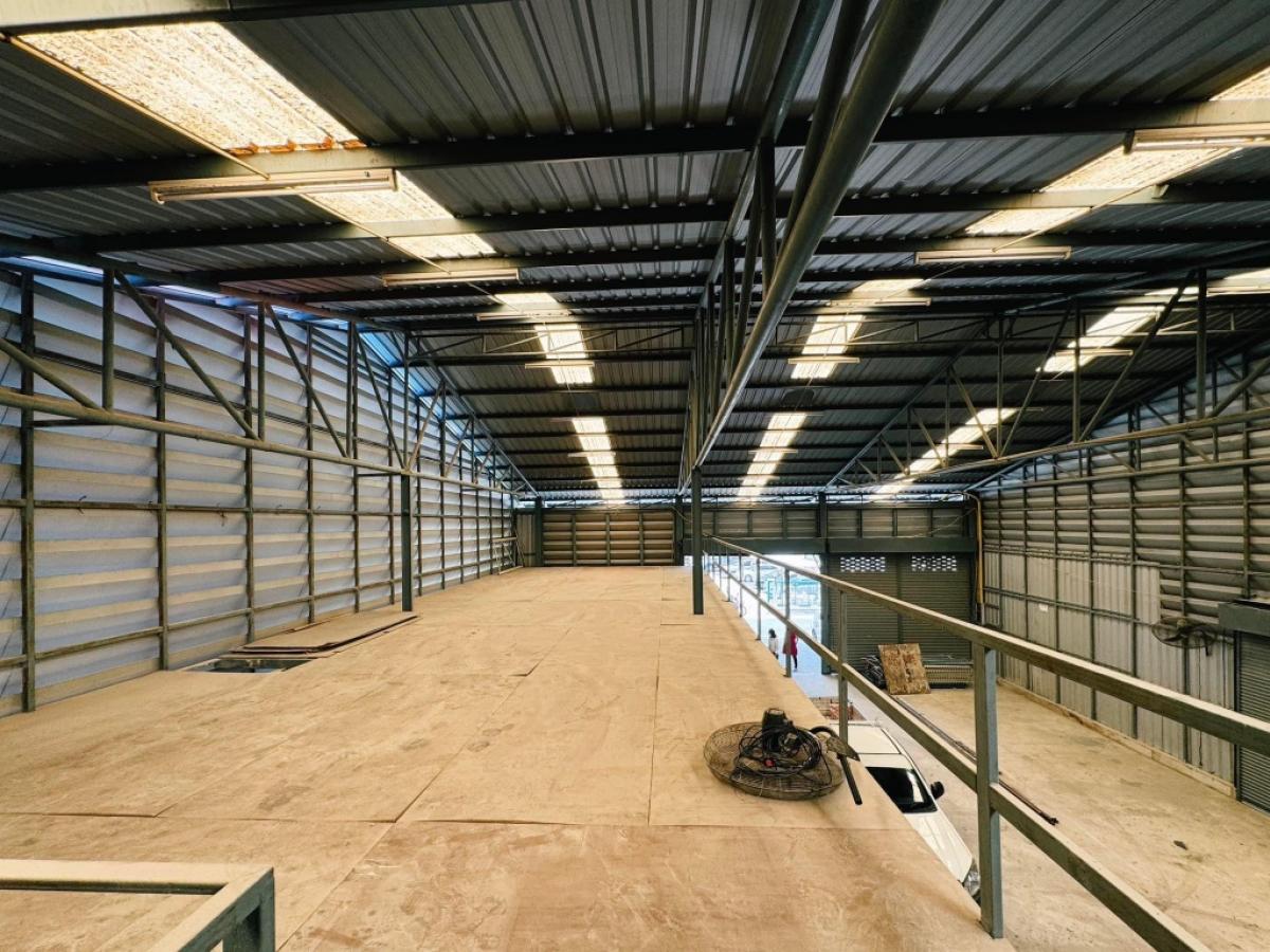 For RentWarehouseRatchadapisek, Huaikwang, Suttisan : For rent: Office, warehouse, Soi Rung Ruang, Ratchadaphisek Road, Bangkok. Good location, convenient transportation, near MRT, underground train, can register a company.