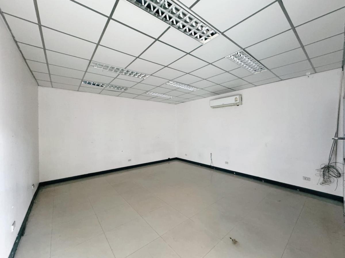 For RentWarehouseRatchadapisek, Huaikwang, Suttisan : For rent: Office, warehouse, Soi Rung Ruang, Ratchadaphisek Road, Bangkok. Good location, convenient transportation, near MRT, underground train, can register a company.