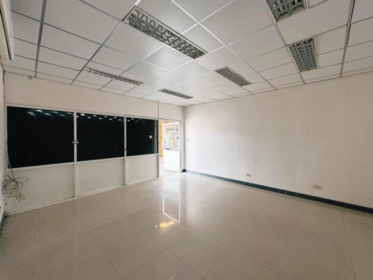 For RentWarehouseRatchadapisek, Huaikwang, Suttisan : For rent: Office, warehouse, Soi Rung Ruang, Ratchadaphisek Road, Bangkok. Good location, convenient transportation, near MRT, underground train, can register a company.