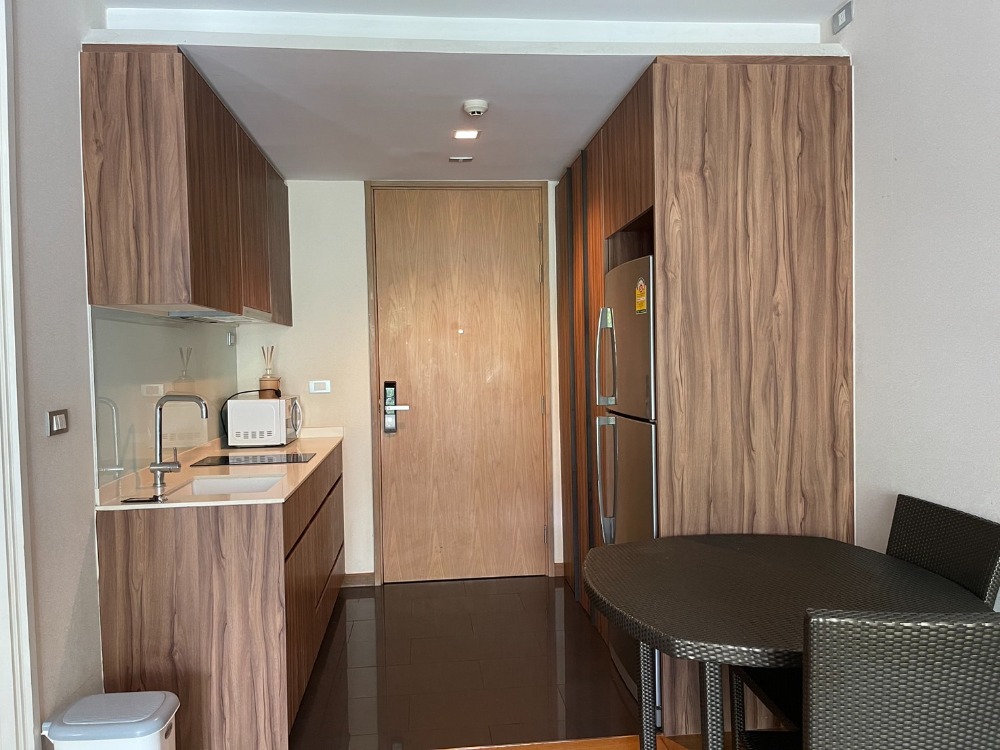 ขายคอนโดสุขุมวิท อโศก ทองหล่อ : ขายคอนโด เวีย สุขุมวิท 31 เฟอร์ครบ วิวสวน ห้องหัวมุม  ตกแต่งครบ (S15-22220)