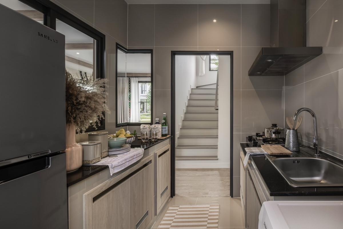 ขายบ้านลาดกระบัง สุวรรณภูมิ : 🎉𝐒𝐔𝐏𝐄𝐑 𝐃𝐄𝐀𝐋🎉สราญสิริ-รามคำแหง บ้านสวยสไตล์ 𝐌𝐨𝐝𝐞𝐫𝐧 𝐅𝐚𝐫𝐦𝐡𝐨𝐮𝐬𝐞 ใกล้รถไฟฟ้า เริ่มต้นเพียง 𝟕.𝟗𝟗 ล้าน* โทร📱𝟎𝟔𝟐-𝟓𝟐𝟔-𝟔𝟓𝟗𝟎