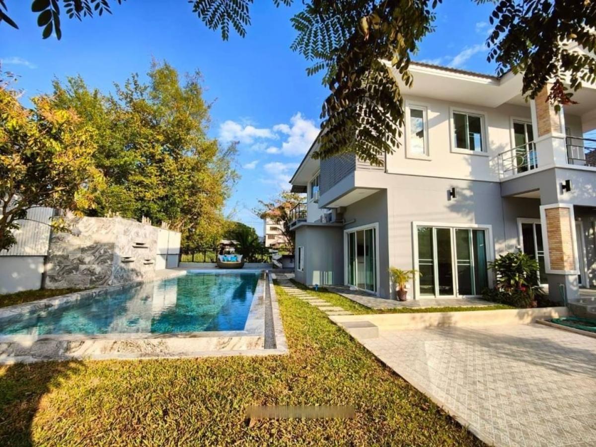 For RentHouseChiang Mai : For rent, pool villa in the project, near Ruamchok Mall, only 5 minutes, 5 bedrooms, quiet, safe