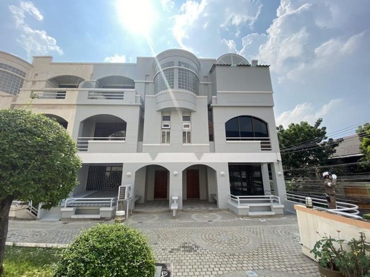 For RentShop HouseRamkhamhaeng, Hua Mak : Commercial building for rent, 5 floors, 53 sq.w., Town in Town, Ramkhamhaeng, Lat Phrao, along the expressway, suitable for a beauty clinic with equipment (with a lease fee), area 53 sq.w., width 6 meters, height 5 floors, 5 rooms, with parking for 5 cars