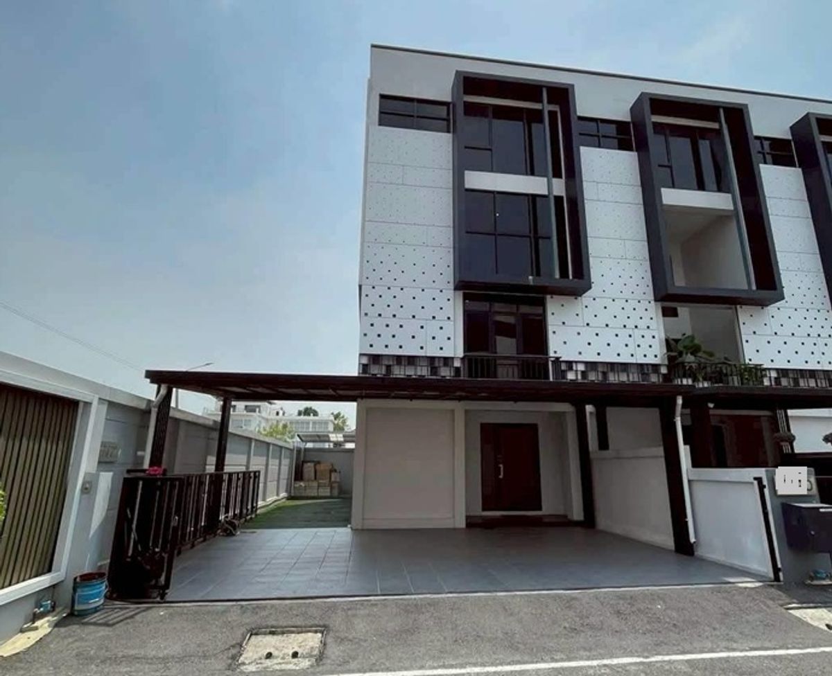 ให้เช่าโฮมออฟฟิศเลียบทางด่วนรามอินทรา : For Rent ให้เช่าทาวน์โฮม / Home Office 4 ชั้น โครงการ เดอะ ฮาร์โมนี รามอินทรา 62 The Harmony ใกล้แฟชั่นไอส์แลนด์ แอร์ทั้งหลัง เฟอร์นิเจอร์บางส่วน อยู่อาศัย หรือ Home Office จดบริษัทได้