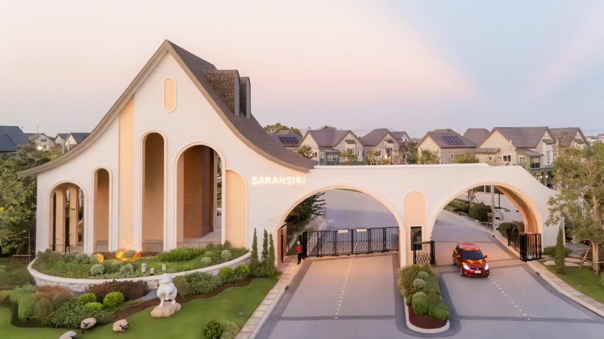 For SaleHouseSamut Prakan,Samrong : 🔥 For sale!!! 🏡 Saransiri Srinakarin Phraeksa from 𝐬𝐚𝐧𝐬𝐢𝐫𝐢 Luxurious single-family home, the largest common area in this area, near BTS Green Line Sukhumvit, 4 bedrooms, 4 bathrooms, size 88.30 sq.w., starting price only 10.79 million ba