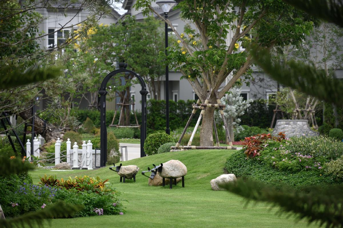 For SaleHouseSamut Prakan,Samrong : 🔥 For sale!!! 🏡 Saransiri Srinakarin Phraeksa from 𝐬𝐚𝐧𝐬𝐢𝐫𝐢 Luxurious single-family home, the largest common area in this area, near BTS Green Line Sukhumvit, 4 bedrooms, 4 bathrooms, size 88.30 sq.w., starting price only 10.79 million ba