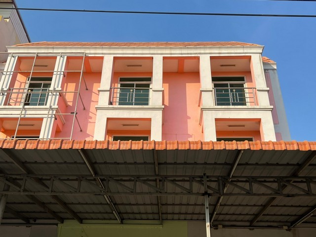 For SaleShop HouseSaraburi : For sale: 3.5-storey shophouse, newly decorated, ready to move in, 20 square wah, on the left side of Rapiphat Road, Nong Khae, Saraburi