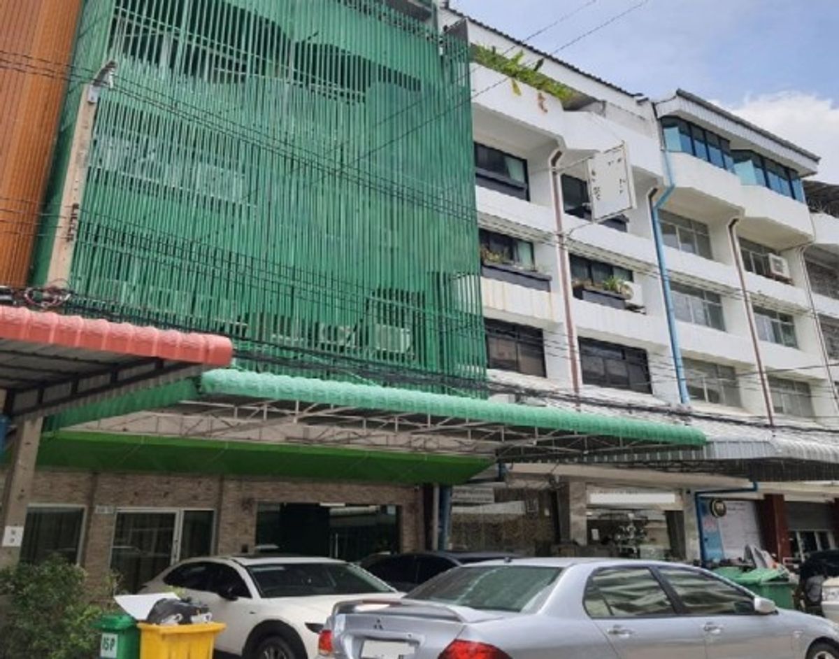 For RentOfficeKaset Nawamin,Ladplakao : Tel. 081-632-0632 Office Building / Office 4.5, Neva Project Kaset-Nawamin Road Adjacent to the Lertlao School / Air Conditioning on every floor / with office furniture / good location on the main road near the expressway, suitable as a company.
