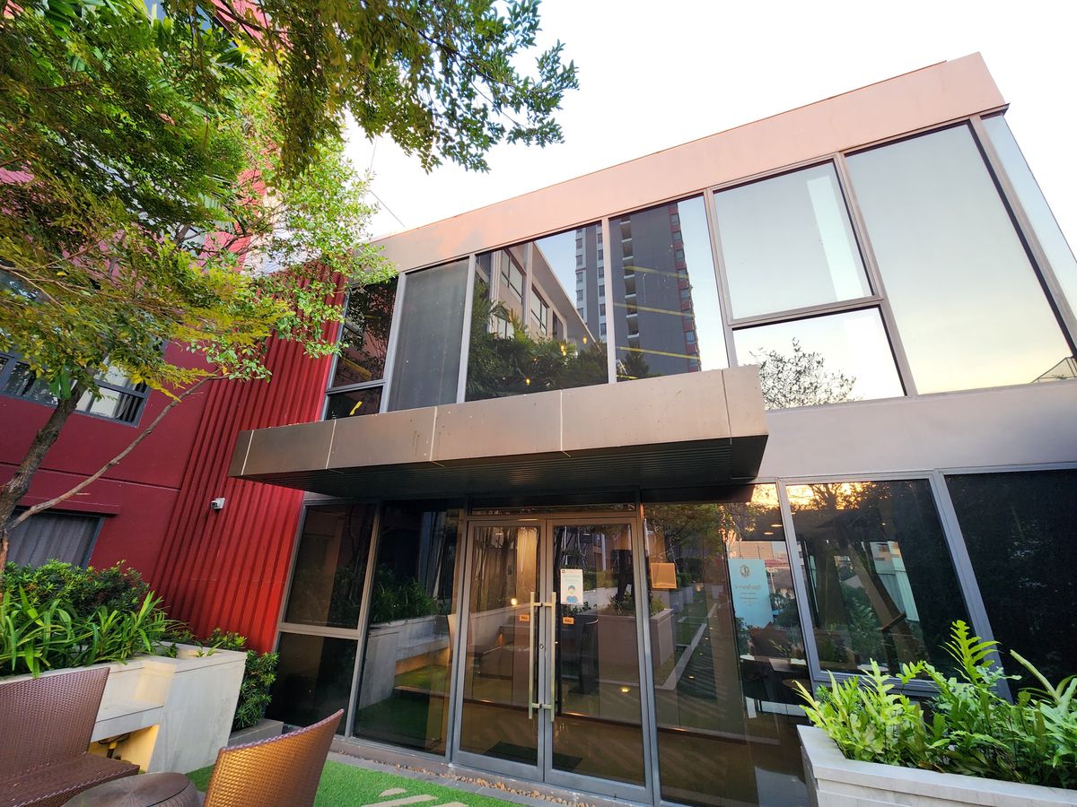 ขายคอนโดปิ่นเกล้า จรัญสนิทวงศ์ : ลดราคาโหด ขายห้องหายาก ทิศใต้ 32 ตารางเมตร **ขายพร้อมอยู่** ขาย The Tree จรัญ30 คอนโดทำเลศิริราช ยูนิตน้อยสุดส่วนตัว 12 ห้องต่อ 1 ชั้น สังคมดีมาก SN494.10