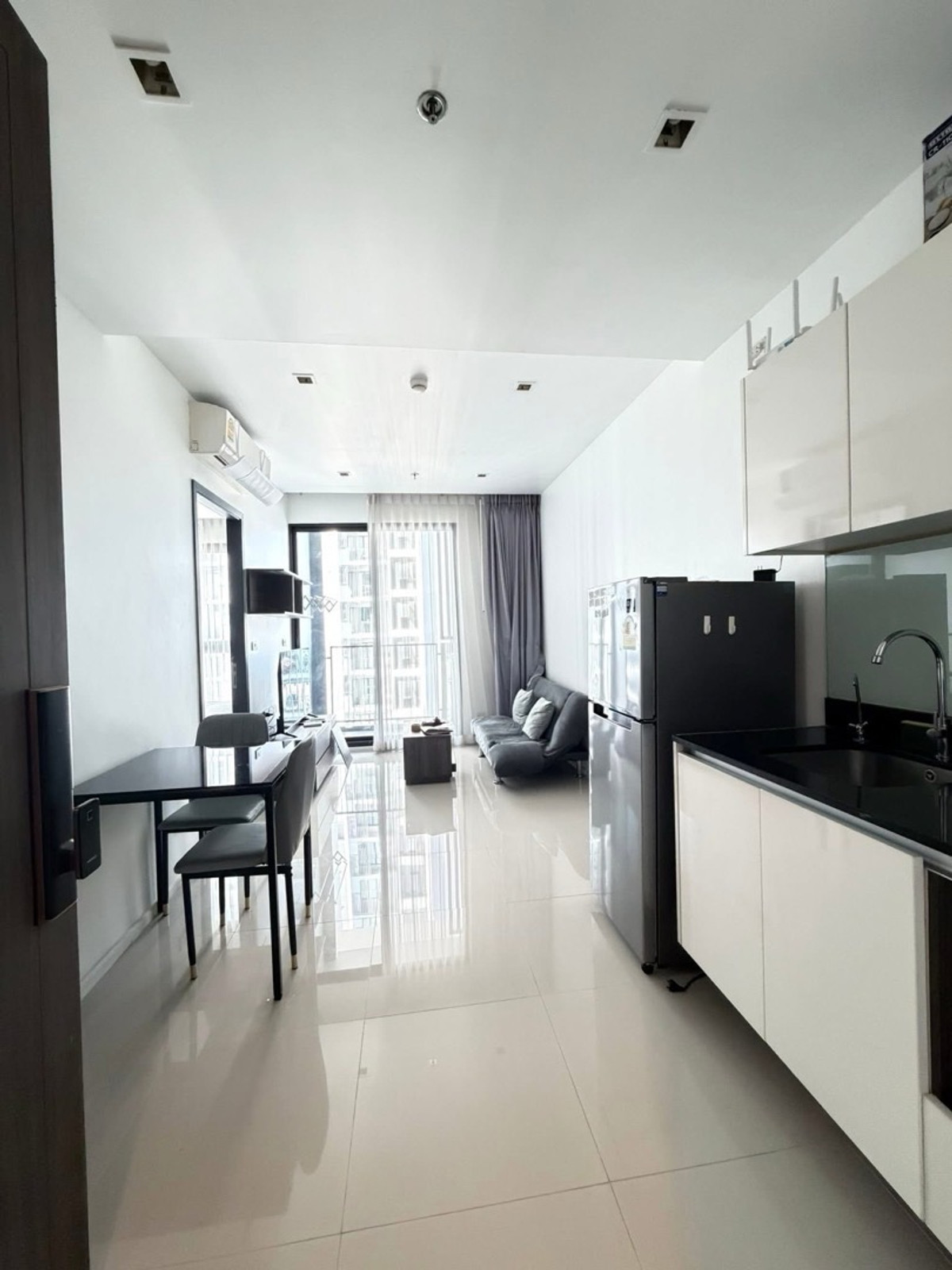 For RentCondoRatchadapisek, Huaikwang, Suttisan : Quinn Ratchada, very spacious room, 67 sq m, 2 bedrooms, rent only 32,000, near MRT Sutthisan, interested in making an appointment to view the room, Kaem 064-6696546 (you can add this number on Line)