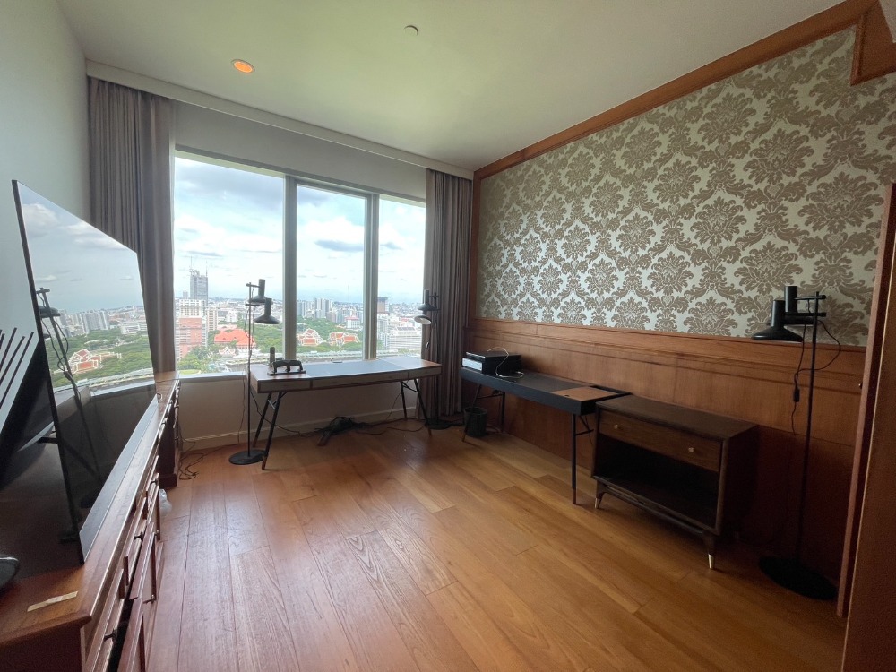 ให้เช่าคอนโดวิทยุ ชิดลม หลังสวน : For rent!!  185 Rajadamri 3 bedrooms on high floor woth big living room and 2 kitchens plus maid room.  Large balcony with panorama view to sport club