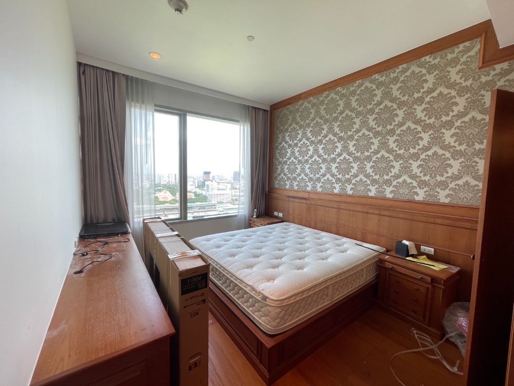 ให้เช่าคอนโดวิทยุ ชิดลม หลังสวน : For rent!!  185 Rajadamri 3 bedrooms on high floor woth big living room and 2 kitchens plus maid room.  Large balcony with panorama view to sport club