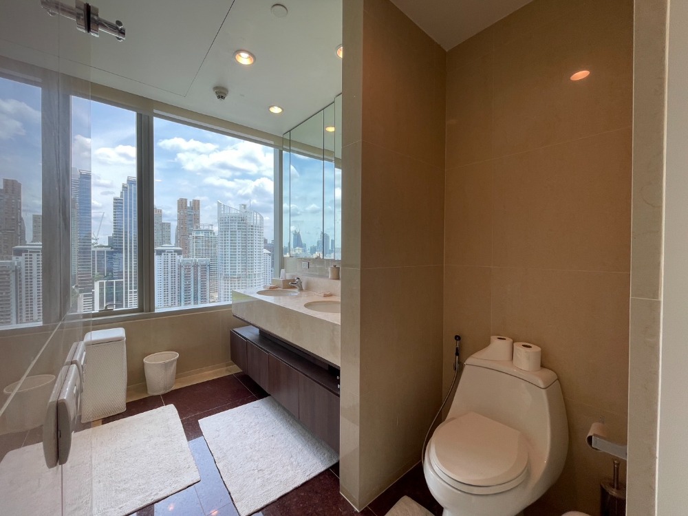 ให้เช่าคอนโดวิทยุ ชิดลม หลังสวน : For rent!!  185 Rajadamri 3 bedrooms on high floor woth big living room and 2 kitchens plus maid room.  Large balcony with panorama view to sport club