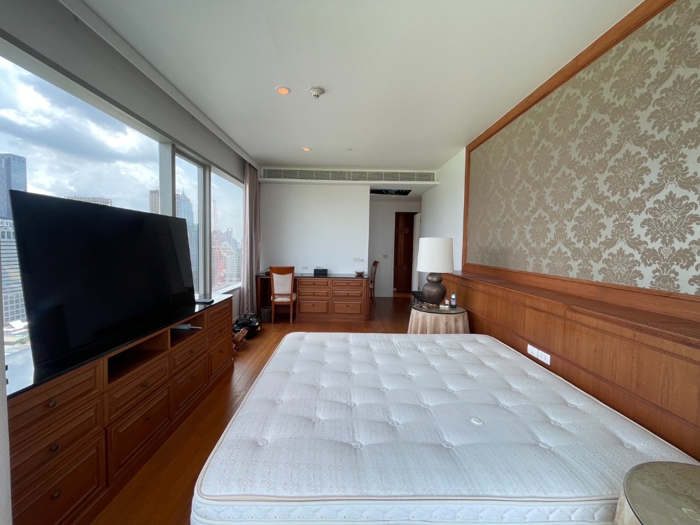 ให้เช่าคอนโดวิทยุ ชิดลม หลังสวน : For rent!!  185 Rajadamri 3 bedrooms on high floor woth big living room and 2 kitchens plus maid room.  Large balcony with panorama view to sport club