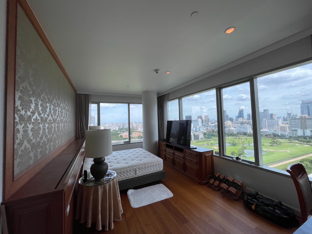 ให้เช่าคอนโดวิทยุ ชิดลม หลังสวน : For rent!!  185 Rajadamri 3 bedrooms on high floor woth big living room and 2 kitchens plus maid room.  Large balcony with panorama view to sport club