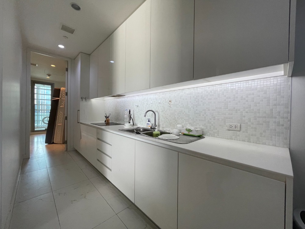 ให้เช่าคอนโดวิทยุ ชิดลม หลังสวน : For rent!!  185 Rajadamri 3 bedrooms on high floor woth big living room and 2 kitchens plus maid room.  Large balcony with panorama view to sport club