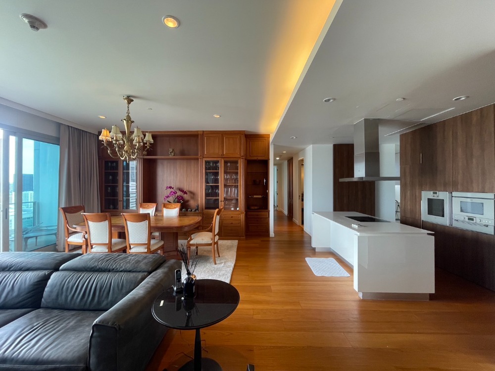 ให้เช่าคอนโดวิทยุ ชิดลม หลังสวน : For rent!!  185 Rajadamri 3 bedrooms on high floor woth big living room and 2 kitchens plus maid room.  Large balcony with panorama view to sport club