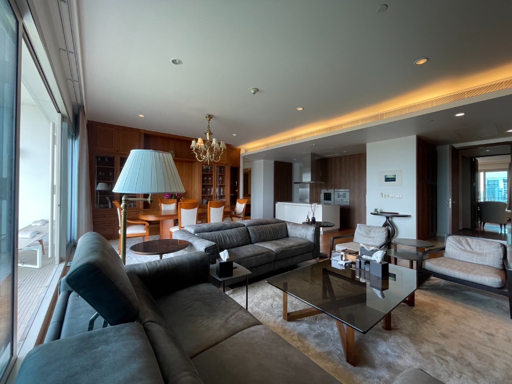 ให้เช่าคอนโดวิทยุ ชิดลม หลังสวน : For rent!!  185 Rajadamri 3 bedrooms on high floor woth big living room and 2 kitchens plus maid room.  Large balcony with panorama view to sport club