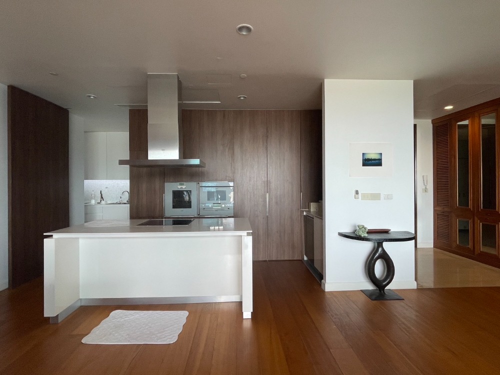 ให้เช่าคอนโดวิทยุ ชิดลม หลังสวน : For rent!!  185 Rajadamri 3 bedrooms on high floor woth big living room and 2 kitchens plus maid room.  Large balcony with panorama view to sport club