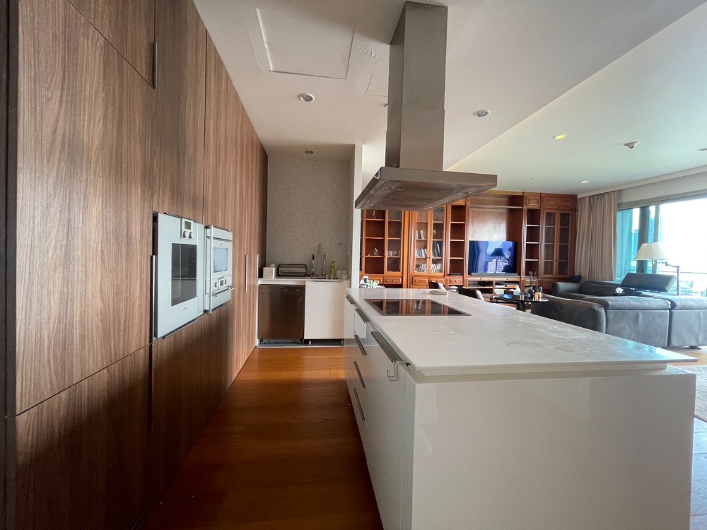 ให้เช่าคอนโดวิทยุ ชิดลม หลังสวน : For rent!!  185 Rajadamri 3 bedrooms on high floor woth big living room and 2 kitchens plus maid room.  Large balcony with panorama view to sport club