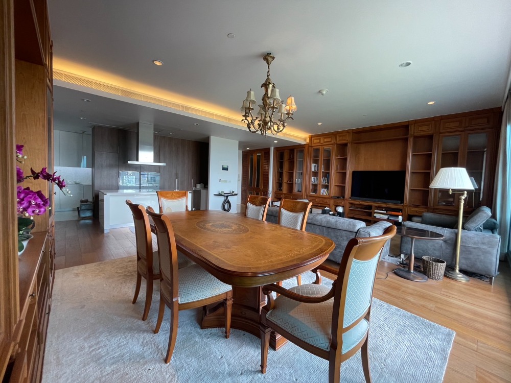 ให้เช่าคอนโดวิทยุ ชิดลม หลังสวน : For rent!!  185 Rajadamri 3 bedrooms on high floor woth big living room and 2 kitchens plus maid room.  Large balcony with panorama view to sport club