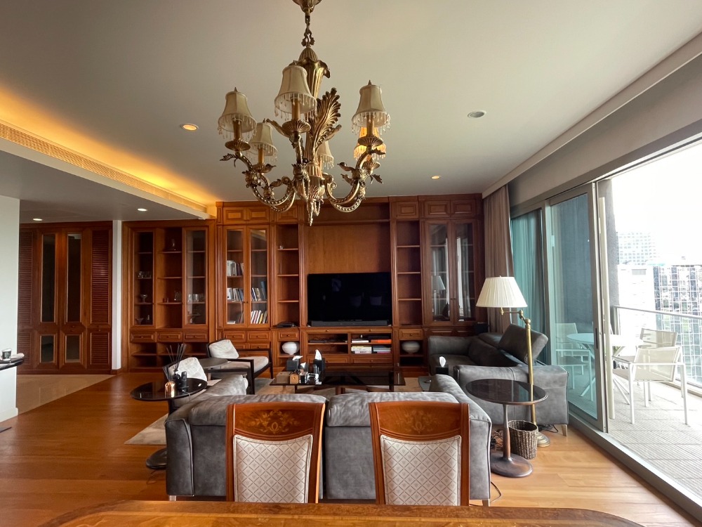 ให้เช่าคอนโดวิทยุ ชิดลม หลังสวน : For rent!!  185 Rajadamri 3 bedrooms on high floor woth big living room and 2 kitchens plus maid room.  Large balcony with panorama view to sport club