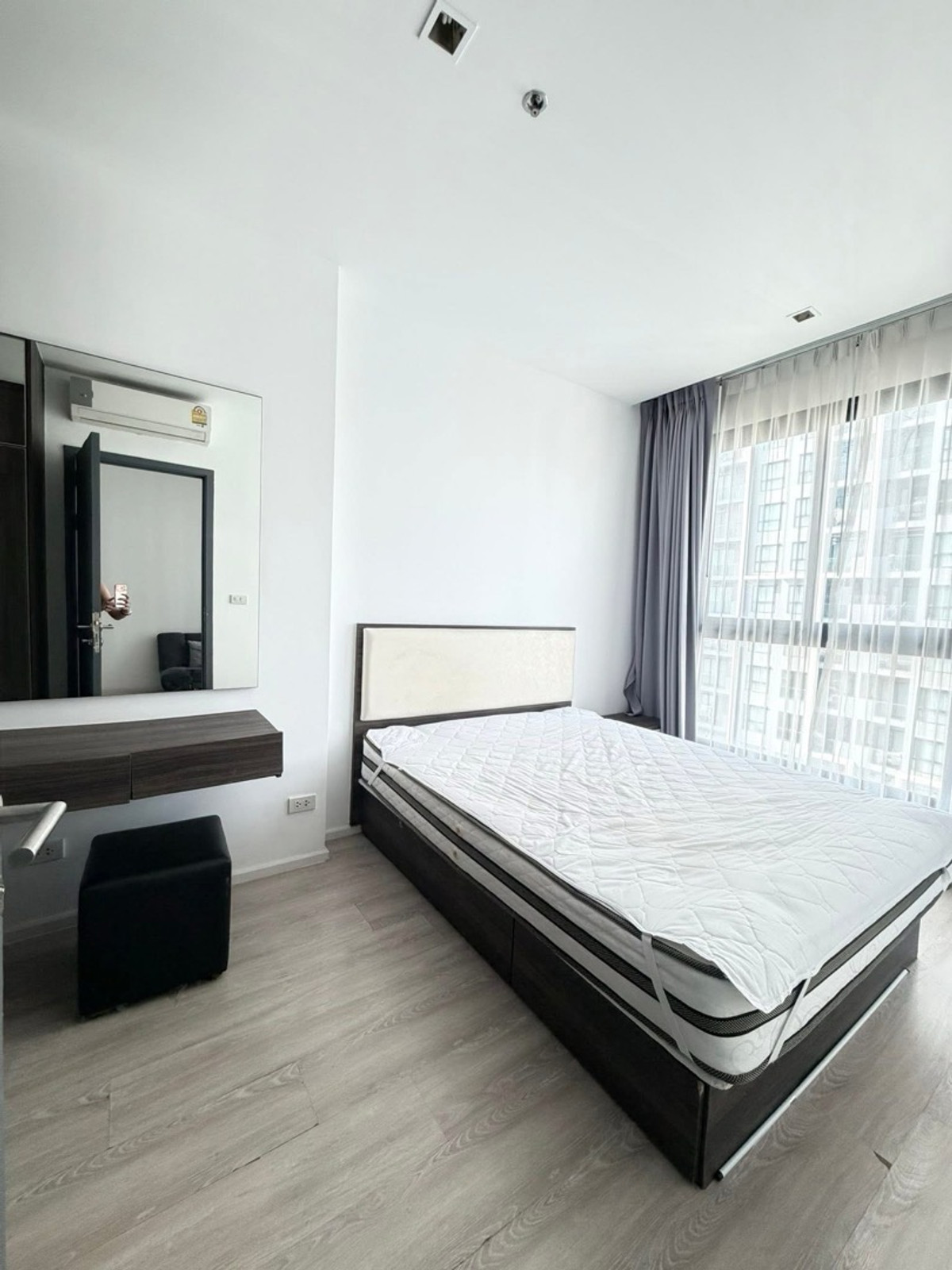 For RentCondoRatchadapisek, Huaikwang, Suttisan : Quinn Ratchada, very spacious room, 67 sq m, 2 bedrooms, rent only 32,000, near MRT Sutthisan, interested in making an appointment to view the room, Kaem 064-6696546 (you can add this number on Line)