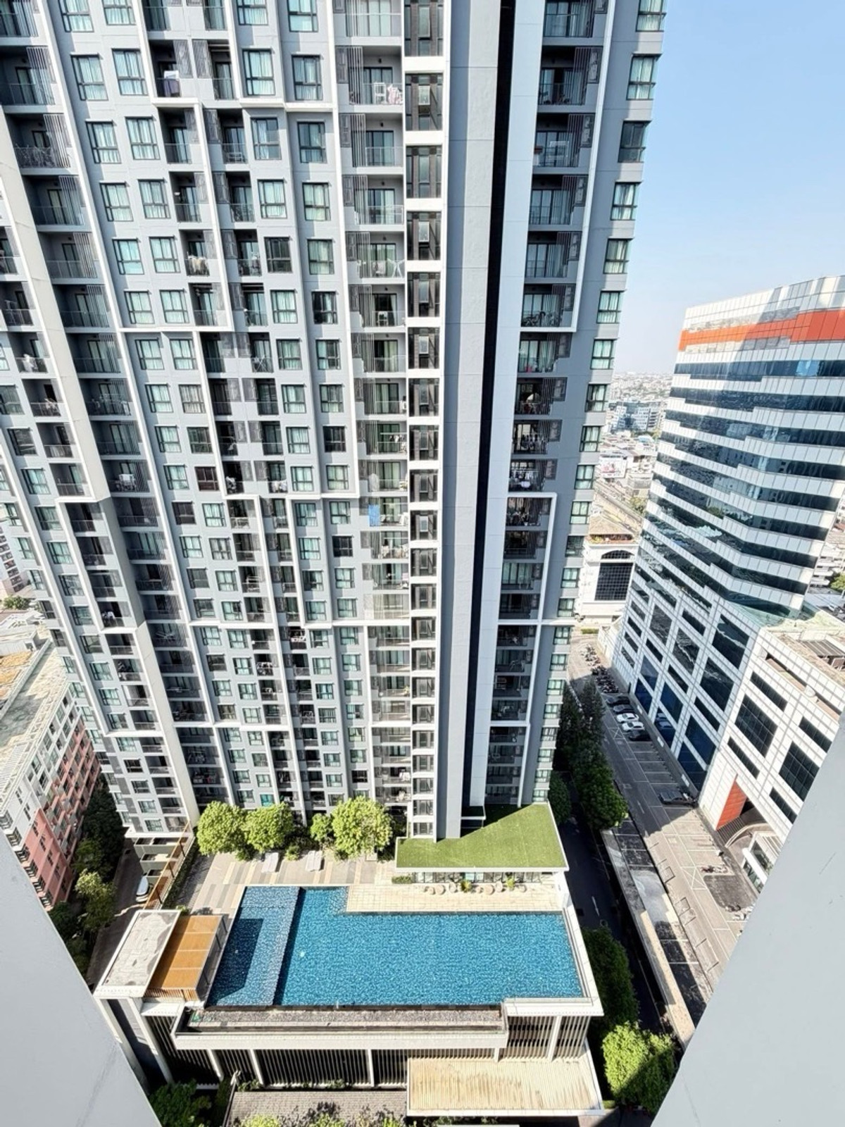 For RentCondoRatchadapisek, Huaikwang, Suttisan : Quinn Ratchada, very spacious room, 67 sq m, 2 bedrooms, rent only 32,000, near MRT Sutthisan, interested in making an appointment to view the room, Kaem 064-6696546 (you can add this number on Line)