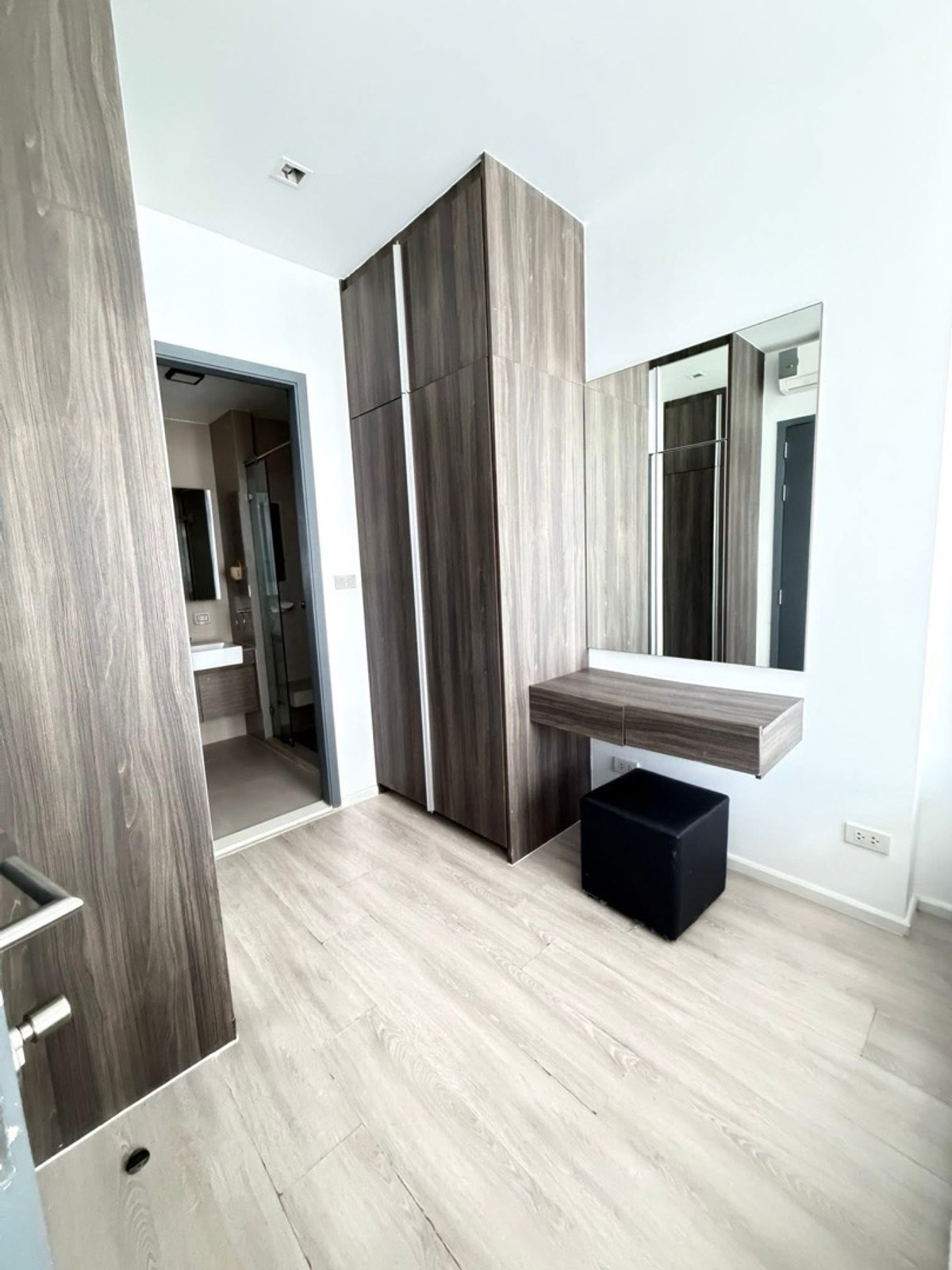 For RentCondoRatchadapisek, Huaikwang, Suttisan : Quinn Ratchada, very spacious room, 67 sq m, 2 bedrooms, rent only 32,000, near MRT Sutthisan, interested in making an appointment to view the room, Kaem 064-6696546 (you can add this number on Line)